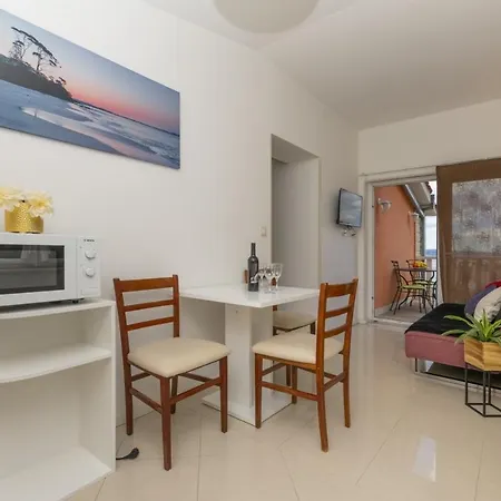 In With Sea View, Balcony, Air Conditioning, Wifi 5129-5 Omiš